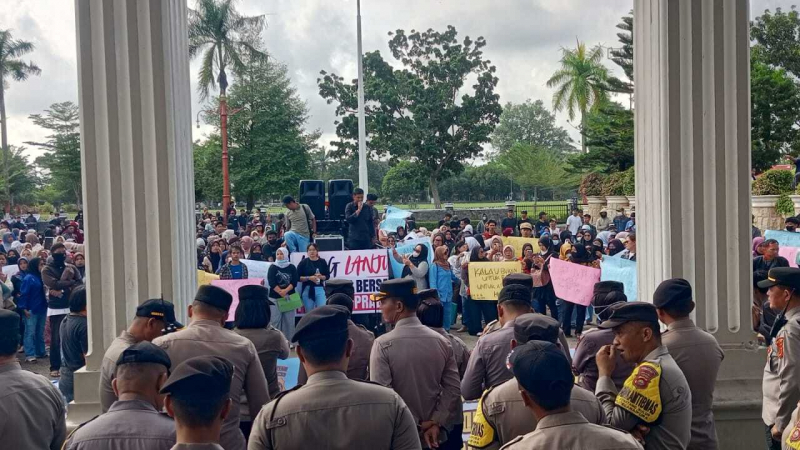 Gelombang massa dari berbagai kalangan memadati halaman Kantor DPRD Provinsi Jambi, Jumat (19/6/2026).