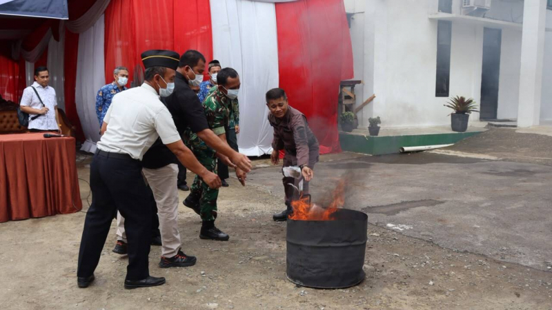 Kejaksaan Negeri Muaro Jambi kembali menunjukkan komitmennya dalam penegakan hukum dengan memusnahkan berbagai barang bukti dari perkara yang telah berkekuatan hukum tetap (inkracht), Kamis (18/6).