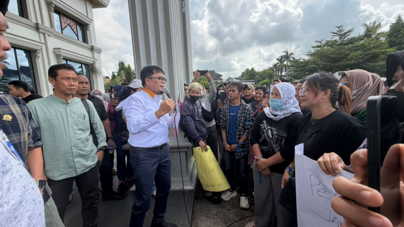 Wakil Ketua DPRD Provinsi Jambi, Ivan Wirata, merespons tuntutan yang disampaikan Aliansi Masyarakat Jambi terkait pelaksanaan Program Makan Bergizi Gratis (MBG).