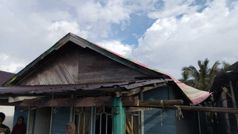 Akibat cuaca ekstrim di Tanjabtim, dua unit rumah warga mengalami kerusakan pada bagian atap.