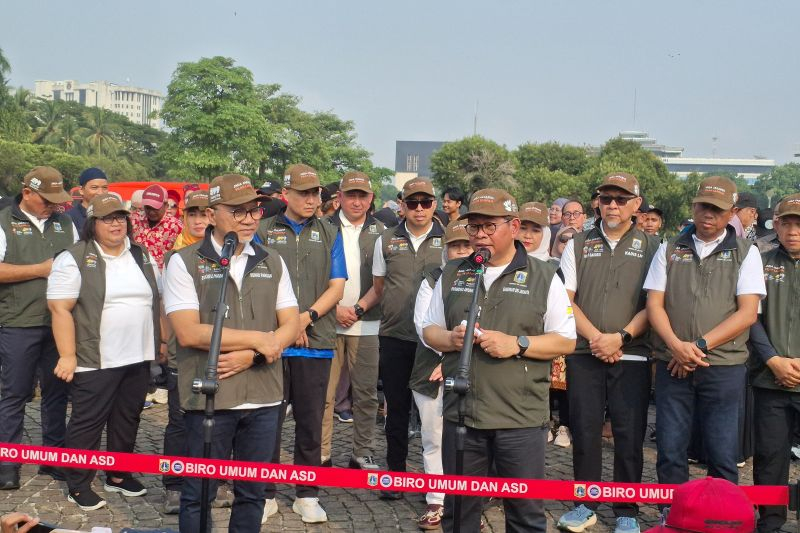 Menteri Koordinator (Menko) Bidang Pangan Zulkifli Hasan (kiri) bersama Gubernur DKI Jakarta Pramono Anung (kanan) seusai mengikuti Apel Siaga Jaga Jakarta Pilah Sampah di Lapangan Monumen Nasional
