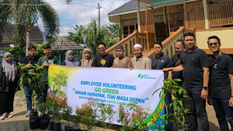 BPJS Ketenagakerjaan Kantor Cabang Jambi mengadakan kegiatan Employee Volunteering Go Green dengan tema “Tanam Harapan, Tuai Masa Depan” pada Sabtu, 20 Juni 2026, di Madrasah Saadatuddaren, Seberang Kota Jambi.