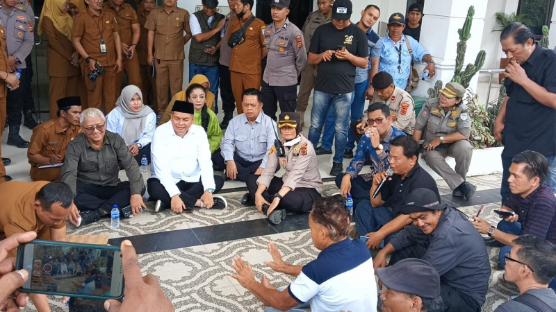 Aliansi Masyarakat Menolak Kebijakan Wali Kota Jambi mendatangi Kantor DPRD Kota Jambi, Senin (22/6), untuk mendesak DPRD menggunakan hak angket terkait kebijakan pengelolaan sampah. Ketua DPRD Kota Jambi, Kemas Faried Alfarelly, menerima perwakilan massa di area pintu masuk utama kantor DPRD.