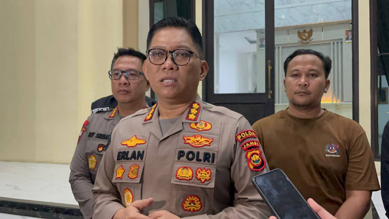 Kabid Humas Polda Jambi, Kombes Pol Erlan Munaji saat memberikan keterangan pers.
