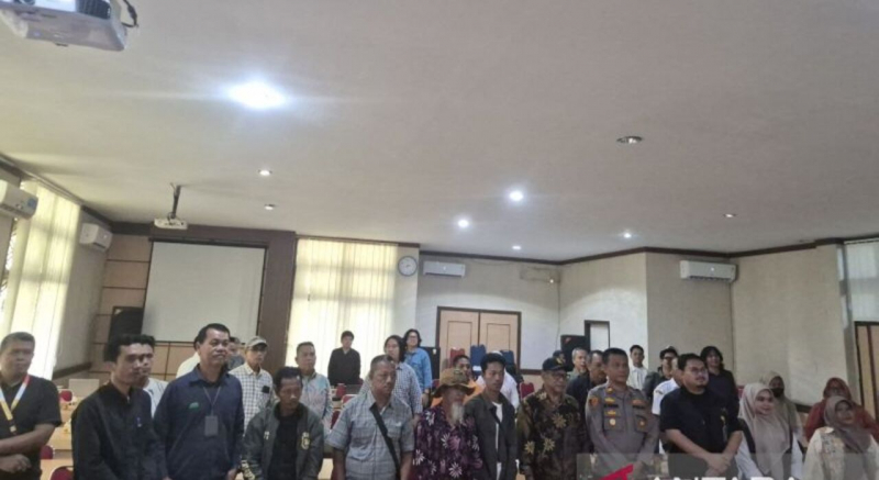 Peserta berfoto bersama usai diskusi tentang dampak tambang batu bara terhadap Orang Rimba dan masyarakat Bathin XXIV di Gedung LPPM Unja.