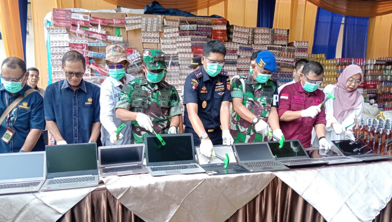 Pihak Bea Cukai Jambi melakukan pemusnahan barang hasil penindakan kepabeanan dan cukai yang dilakukan Bea Cukai Jambi bersama sejumlah aparat penegak hukum lintas instansi.
