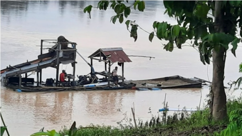 Aktifitas PETI di Sungai Batanghari menyebabkan ekosistem sungai rusak dan dikeluhkan warga Jambi