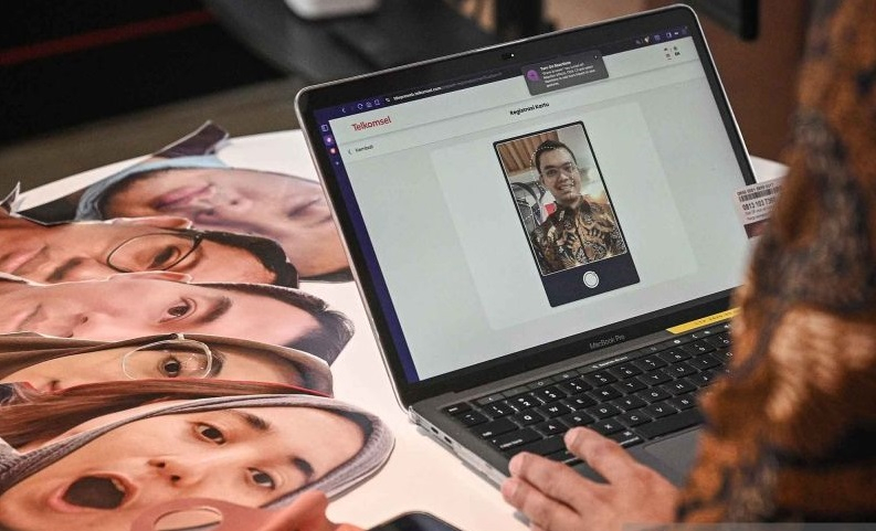 Petugas mendemonstrasikan tahapan uji coba pendaftaran pelanggan layanan telekomunikasi dengan memanfaatkan data biometrik di GraPARI