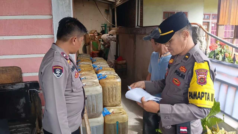Jajaran Satreskrim Polres Kerinci mengungkap praktik penimbunan solar di wilayah Desa Air Teluh, Kecamatan Kumun Debai.