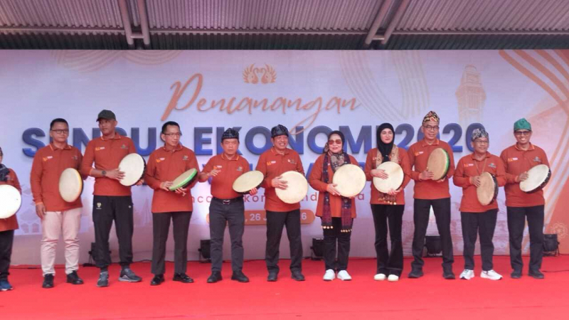 Penabuhan rebana secara bersama-sama menandai BPS secara resmi mencanangkan sensus ekonomi 2026 di Jambi 