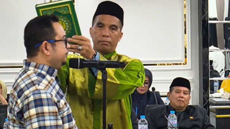 haerul Aco, suami Bupati Gowa Husniah Talenrang, terlebih dahulu mengucapkan sumpah sebelum memberikan kesaksian di hadapan Panitia Khusus (Pansus) Hak Angket DPRD Kabupaten Gowa, Sulawesi Selatan.