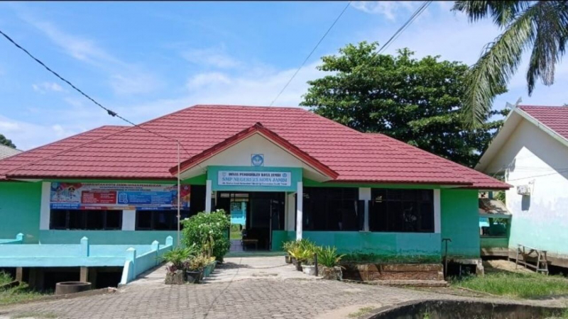 Gedung SMPN 23 Kota Jambi yang berada Jalan Raden Fatah Kelurahan Sijenjang Kecamatan Jambi Timur.