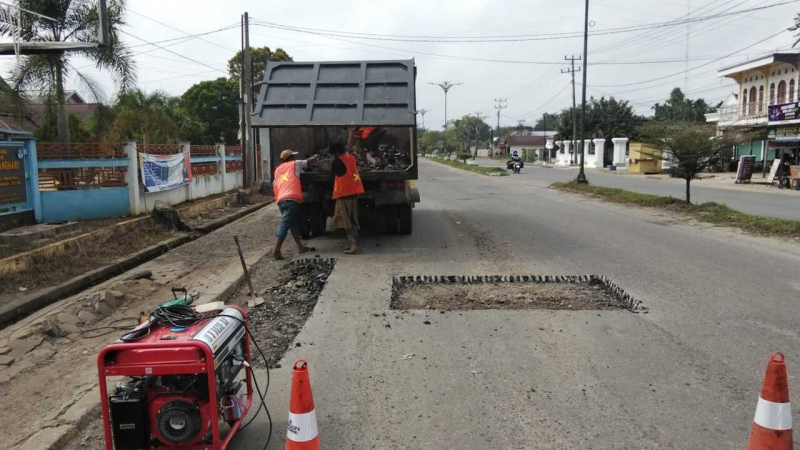 Sejumlah pekerja memperbaiki ruas Jalan Jenderal Sudirman yang mengalami kerusakan di Kabupaten Batang Hari. Perbaikan yang dilakukan Dinas PUTR Provinsi Jambi tersebut diharapkan dapat meningkatkan keamanan dan kenyamanan masyarakat saat melintasi jalur tersebut.