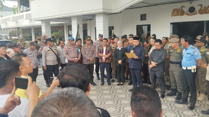Aliansi Masyarakat Menolak Kebijakan Wali Kota Jambi kembali menggelar aksi di Kantor DPRD Kota Jambi, Senin (29/6). Aksi berlangsung tertib, namun massa tetap mendesak DPRD segera menggunakan hak angket untuk mengusut berbagai kebijakan yang dinilai bermasalah.