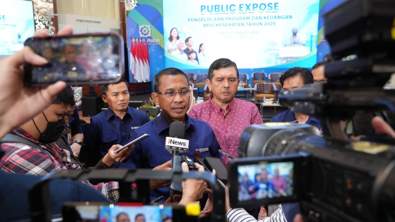 Direktur Utama BPJS Kesehatan, Prihati Pujowaskito diwawancarai awak media usai Public Expose