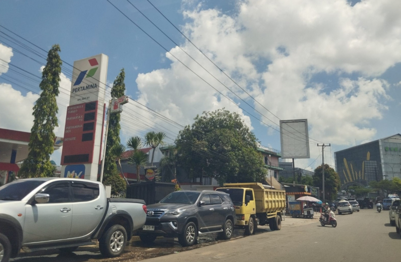 Truk dan kendaraan pribadi rela berjam-jam mengantre di SPBU untuk solar subsidi.