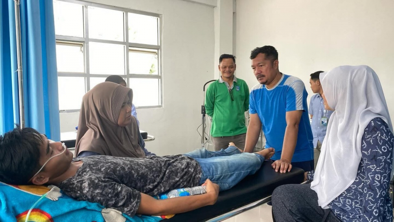 Bupati Monadi didamping Dirut RSUD Kerinci Harpan saat meninjau pasien.