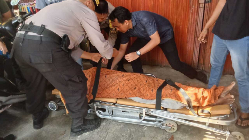 Petugas kepolisian melakukan olah TKP di lokasi penemuan sesosok pria tanpa identitas yang ditemukan meninggal dunia di halaman parkir ruko, Jalan Jenderal Sudirman, Kelurahan Pakuan Baru, Kecamatan Jambi Selatan, Jumat (3/7/2026)