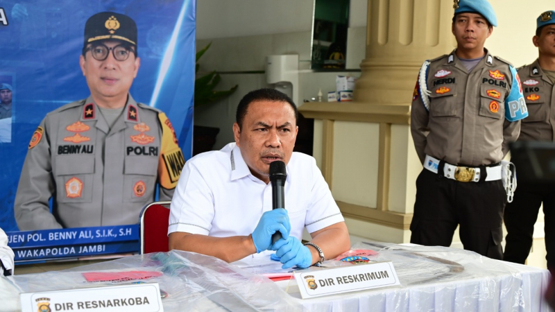 Direktur Reserse Kriminal Umum Polda Jambi, Kombes Jimmy memberikan keterangan pers