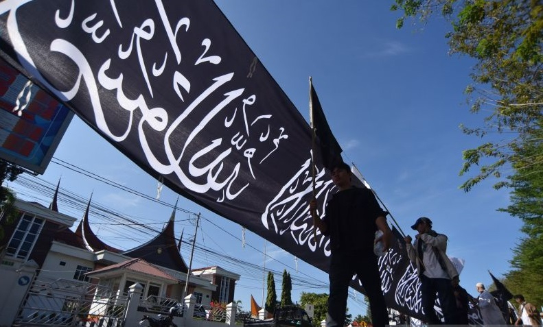 Peserta parade tauhid berjalan dari Masjid Agung Nurul Iman menuju Masjid Raya Syekh Ahmad Khatib Al Minangkabawi di Padang