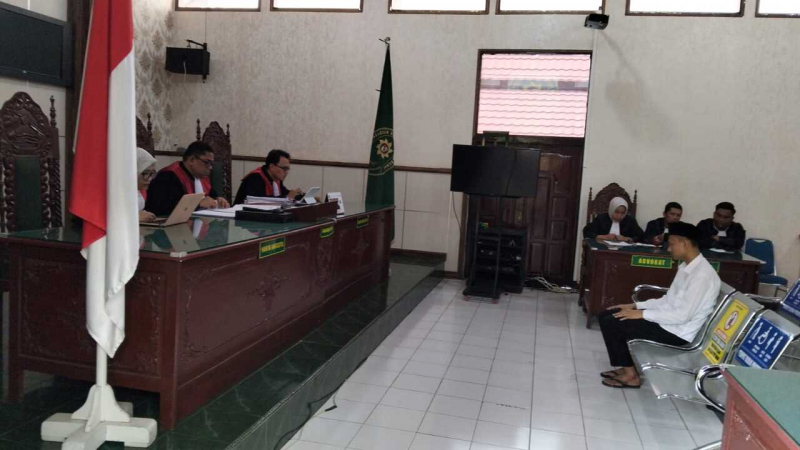 Terdakwa saat menghadiri sidang di Pengadian Negeri Muaro Bungo pada Selasa (07/07) .