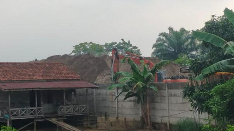 Warga RT 3 Desa Penyengat Olak, Kecamatan Jambi Luar Kota mengeluhkan terkait aktivitas stokpile pasir yang diduga memicu debu dan menyebabkan kerusakan rumah