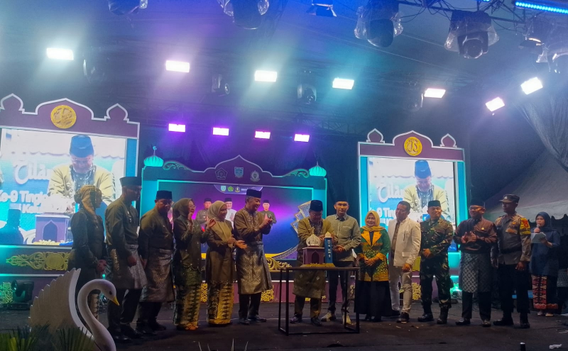 Walikota Jambi didampingi undangan lainnya saat memindahkan miniatur masjid tanda dibukanya MTQ ke-9 tingkat Kecamatan Kotabaru yang dilaksanakan di Kelurahan Kenali Asam Atas pada Jumat (10/7)