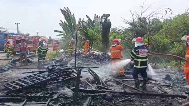 Petugas Damkar Kota Jambi bersama lima unit armada diterjunkan untuk menjinakkan api.
