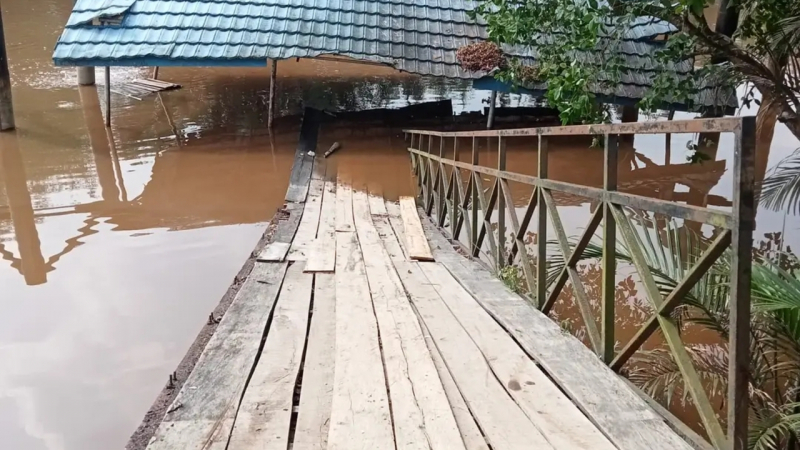 Pelabuhan apung di Desa Pangkal Duri, Kecamatan Mendahara, Kabupaten Tanjung Jabung Timur, roboh ke dalam sungai akibat diduga tidak lagi mampu menahan beban karena usia konstruksi yang telah tua.