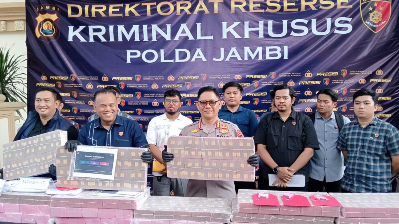 Direktur Reserse Kriminal Khusus Polda Jambi, Kombes Pol Taufik Nurmandia saat menggelar konfrensi pers.