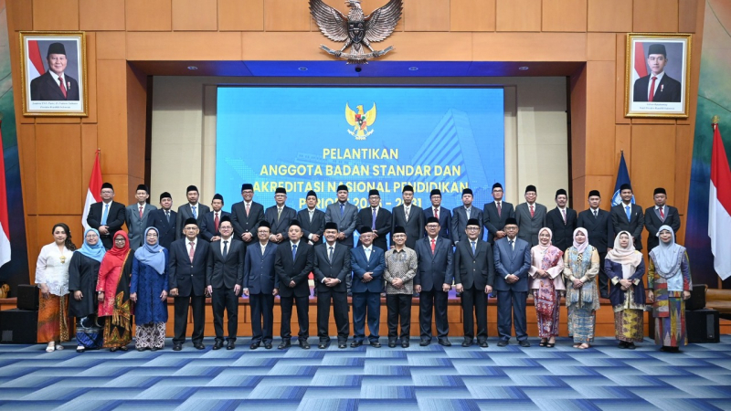 Mendikdasmen Abdul Mu'ti foto bersama usai melantik Pengurus BSANP pada Jum'at (3/7)