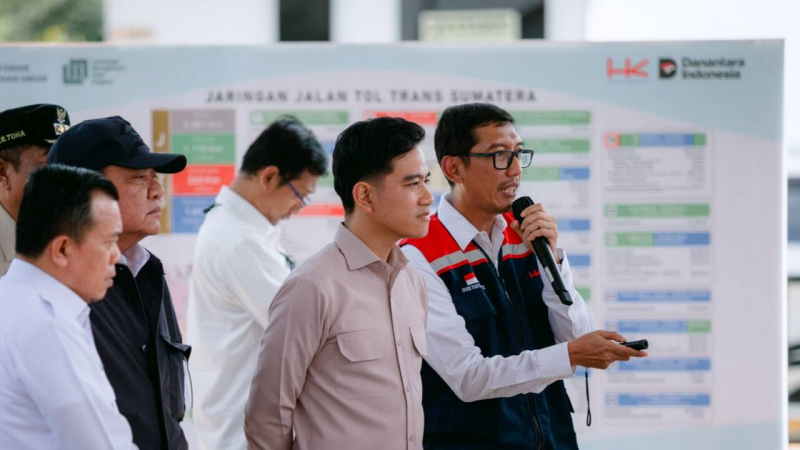 Wakil Presiden RI Gibran Rakabuming Raka saat meninjau langsung progres pembangunan kedua ruas tol pada Kamis (16/7).