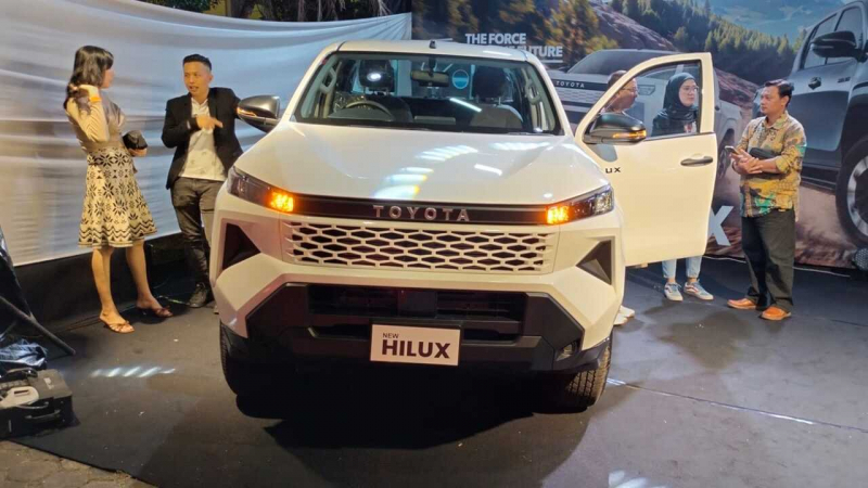 Calon konsumen melihat langsung New Toyota Hilux usai launching di Jambi