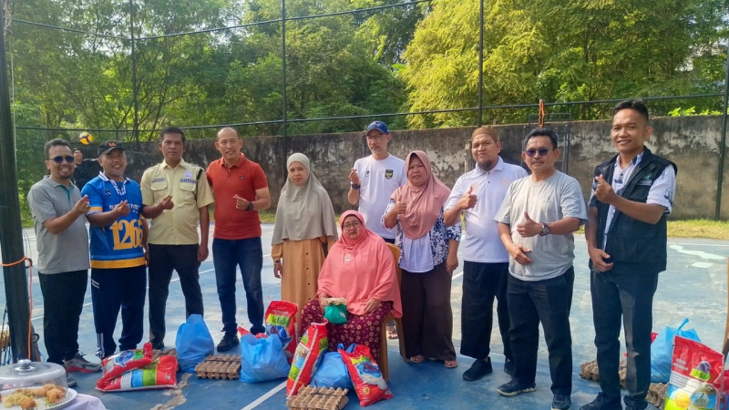 Fasilitaror dan Pendamping Kampung Bahagia RT 32 Grand Kenali Kelurahan Mayang Mangurai foto bersama anggota Pokja RT 32 dan penerima Bansos