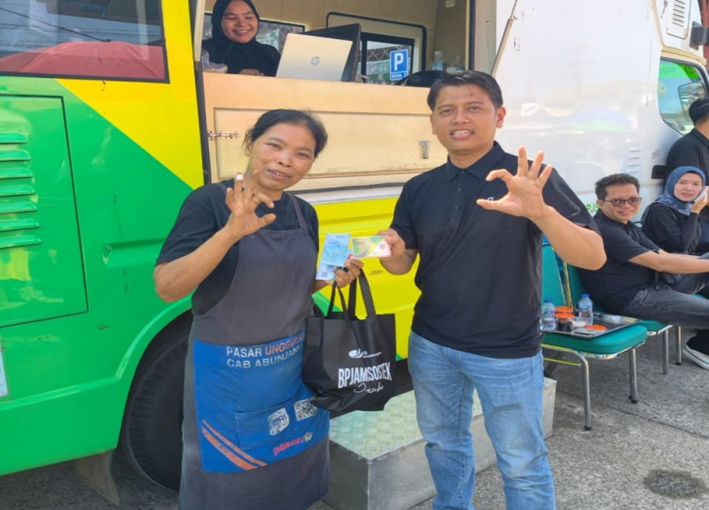 Saat kegiatan grebek pasar yang dilakukan BPJS Ketenagakerjaan Cabang Jambi di Pasar Aur Duri