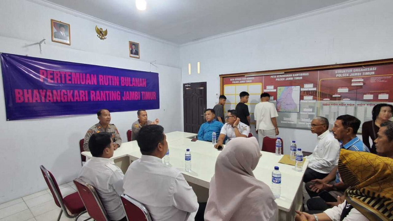 Kapolsek Jambi Timur AKP R. Deddy Wardana Gaos memimpin langsung kegiatan pembinaan yang berlangsung di Aula Polsek Jambi Timur, Rabu (22/7/2026).