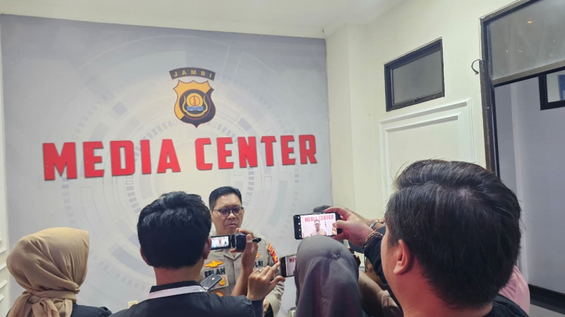 Kepala Bidang Humas Polda Jambi, Kombes Pol Erlan Munaji saat menjawab pertanyaan wartawan.