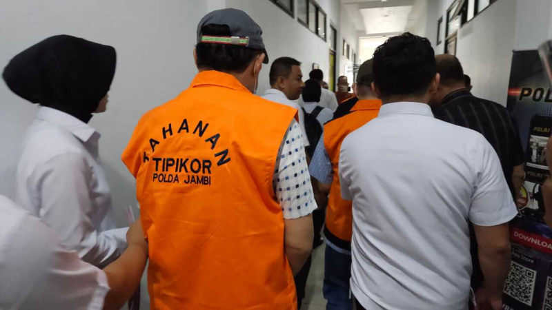 Ketiga tersangka tersebut yakni mantan Kepala Dinas Pendidikan Provinsi Jambi Varial Adhi Putra, mantan Kepala Bidang Pembinaan SMK Bukhri, serta David Hadi Husman saat dilimpahkan ke Kejati Jambi