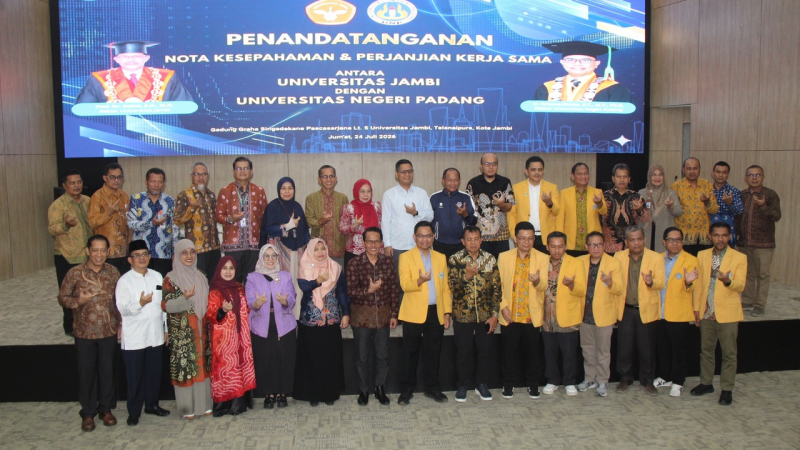 Foto bersama usai penandatanganan MoU Tri Dharma Perguruan Tinggi 