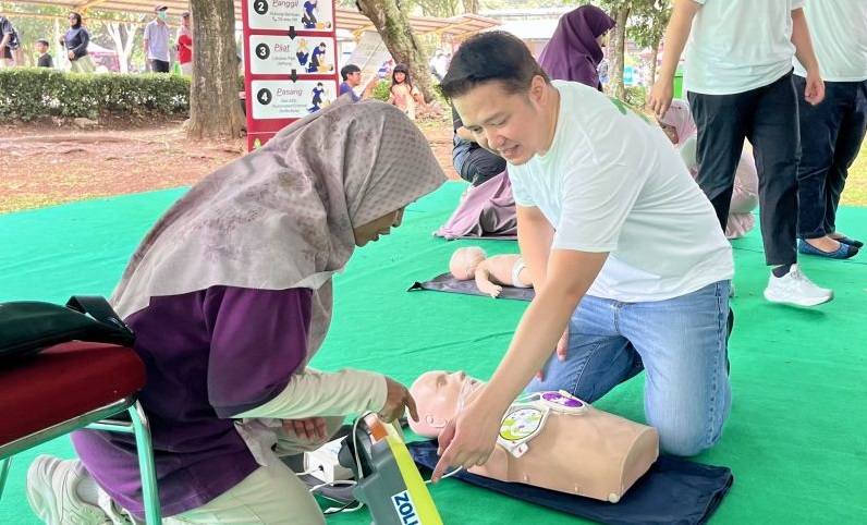 Ilustrasi - Ketua Unit Kerja Koordinasi Emergensi dan Terapi Intensif Anak (ETIA) IDAI dr. Yogi Prawira, Sp.A., Subsp.ETIA(K) (kanan) memberikan edukasi Bantuan Hidup Dasar (BHD) kepada masyarakat 