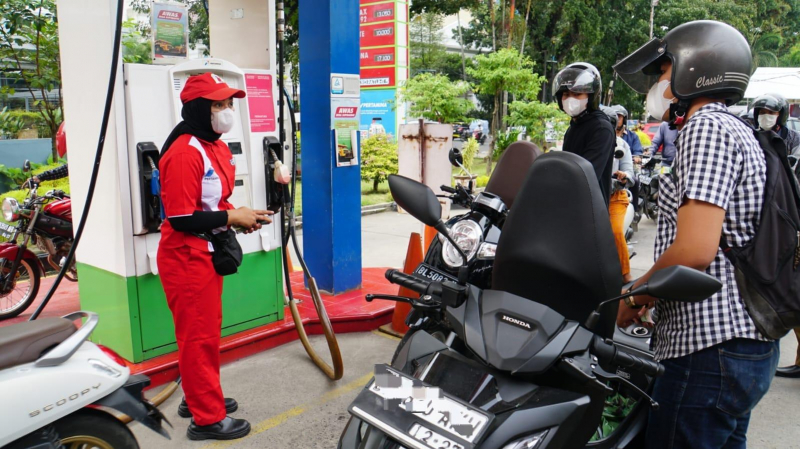 Warga saat antri untuk mendapatkan BBM bersubsidi