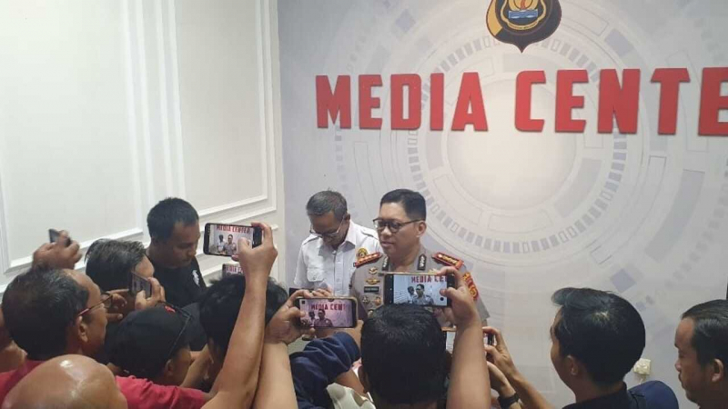Kabid Humas Polda Jambi Kombes Pol Erlan Munaji saat menjawab pertanyaan wartawan