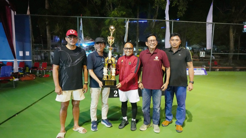 Rektor Unja menyerahan paiala kepada pemenang Turnamen Tenis Antar Alumni Perguruan Tinggi XVI