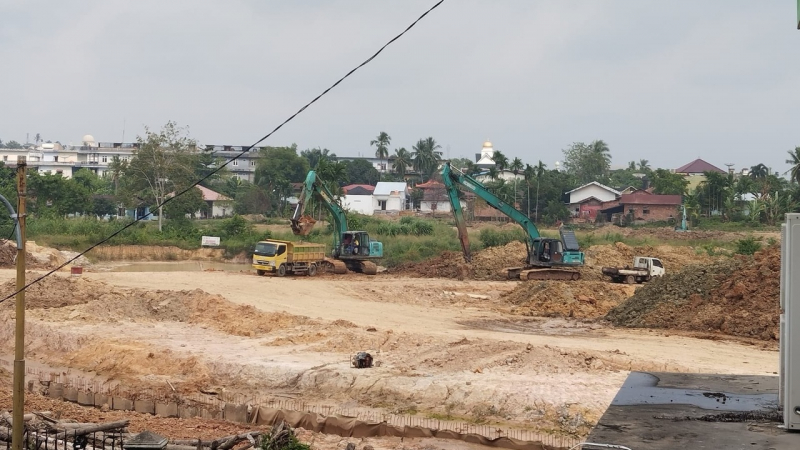 Proyek pembangunan Kolam Retensi Pal Lima sedang pengerjaan.