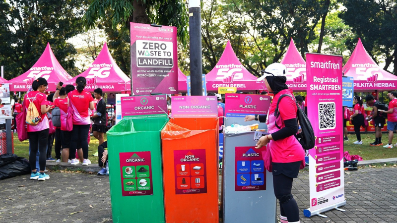 Peserta SMARTFREN Run 2026 membuang sampah sesuai dengan tempatnya