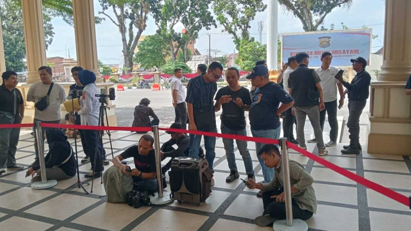 Para jurnalis saat berada di Polda Jambi menunggu kegiatan Konfrensi Pers