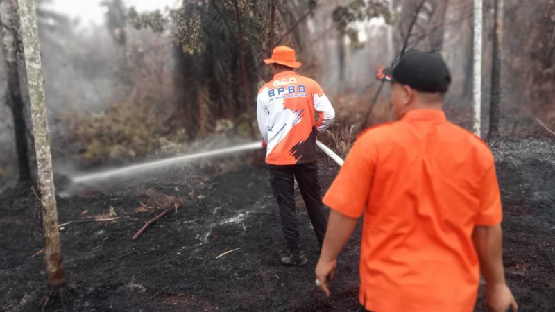 Proses pemadaman dilakukan dengan dukungan kendaraan tangki air, peralatan pemadam kebakaran, serta bantuan water bombing dari BNPB.