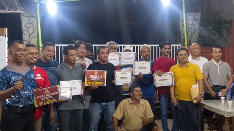 Pemenang lomba dan panitia foto bersama usai penyerahan hadiah Turnamen Domino Grand Kenali Open pada Selasa (28/07) malam.