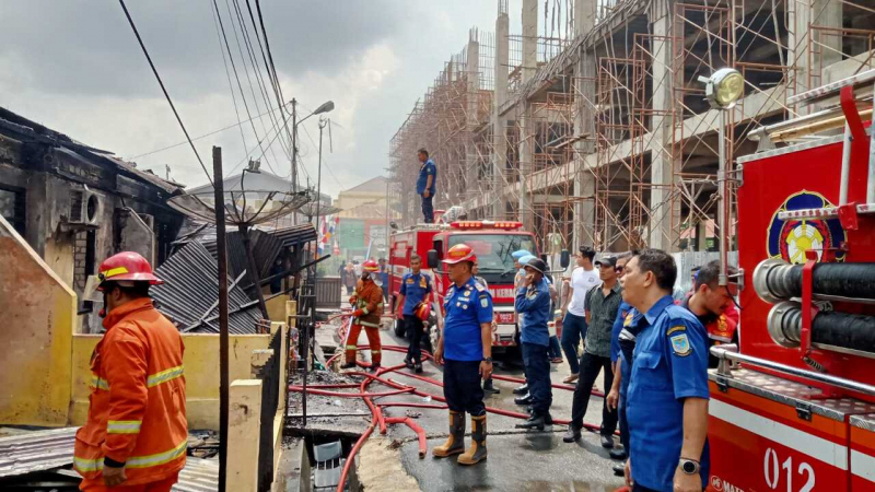 Petugas Damkar saat berjibaku memadamkan api yang menghanguskan 8 mess Polda Jambi