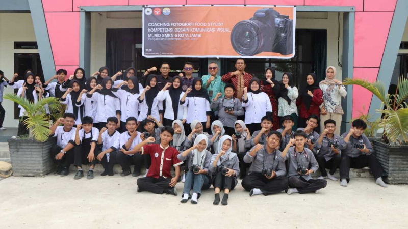 Tim PPM Unjafoto bersama usai menggelar Coaching Fotografi Food Stylist bagi guru dan siswa SMKN 6 Kota Jambi
